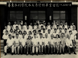 1954年8月华东水利国产精品
国产精品
专修科毕业留影