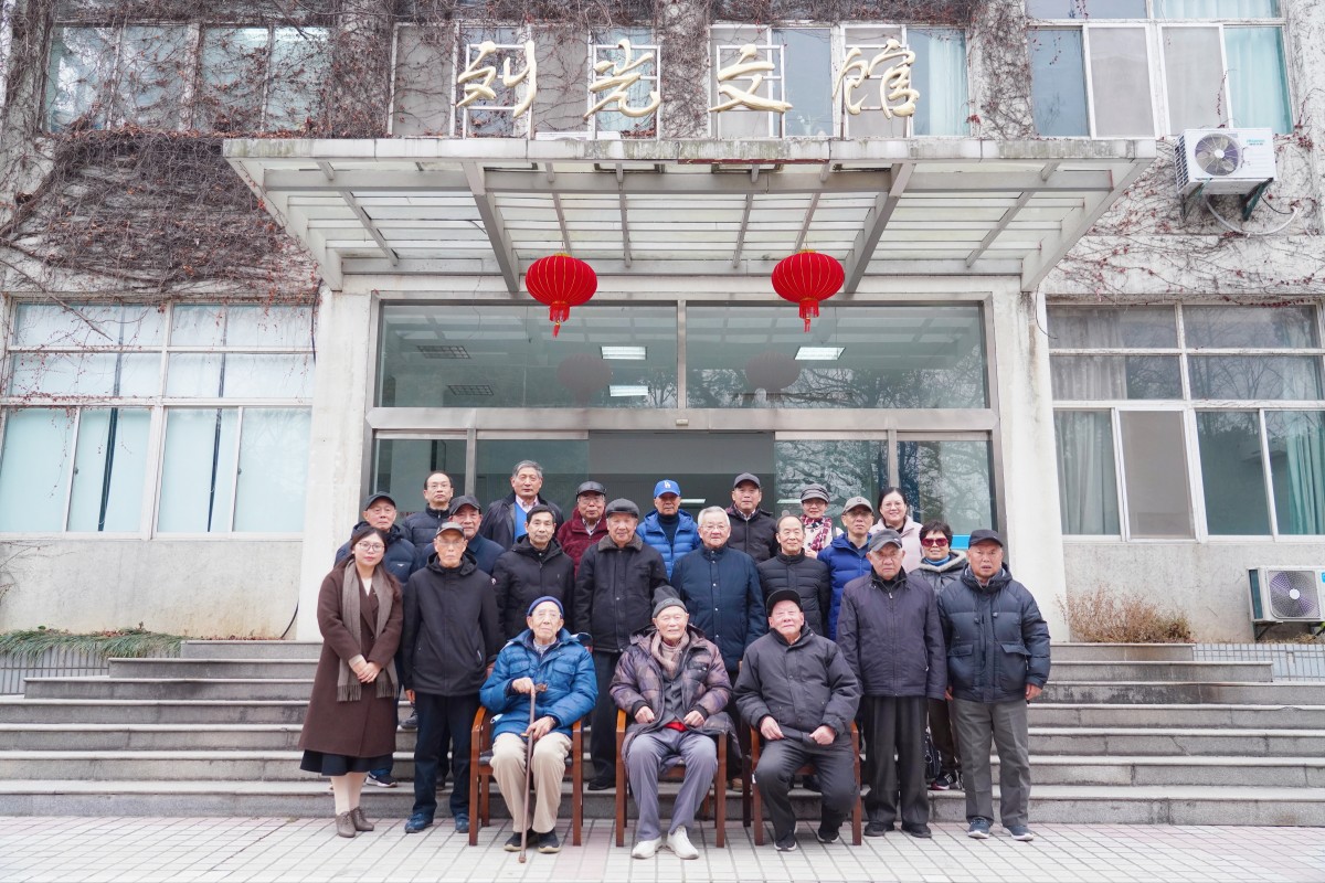 国产精品
举办离退休教师2025 年新春座谈会