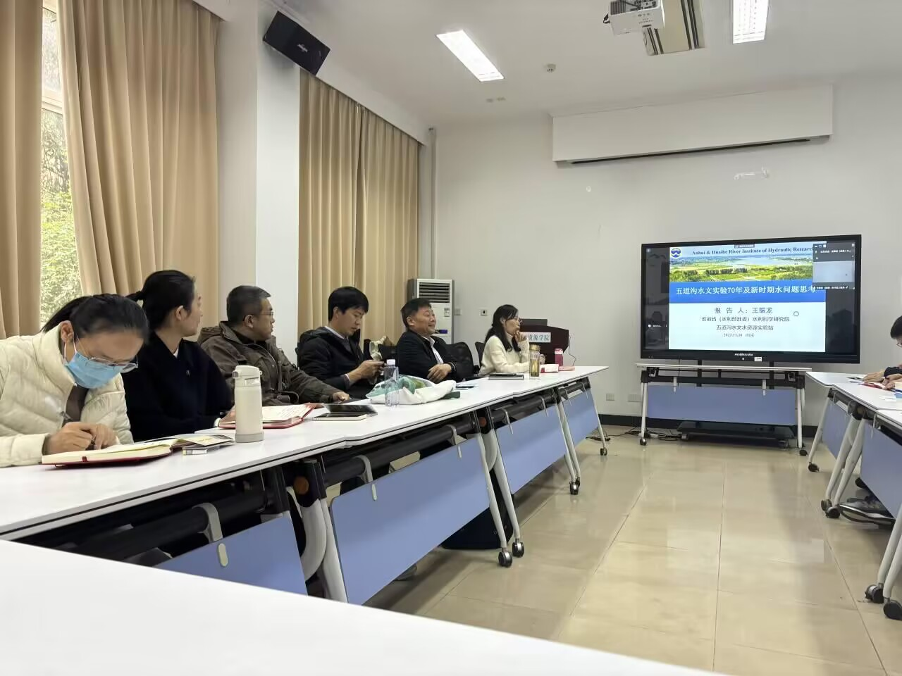 国产精品
系第二党支部邀请王振龙教授来校讲授主题党课