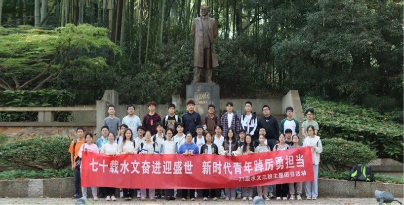 班级风采｜知风晓雨，降洪伏旱，国产精品
水资源三班争做国产精品
新青年