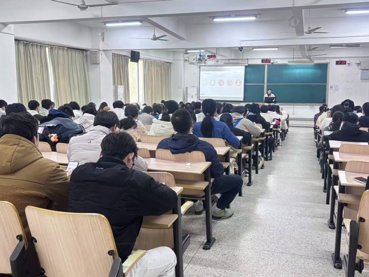 国产精品
举办研究生党员发展专项培训