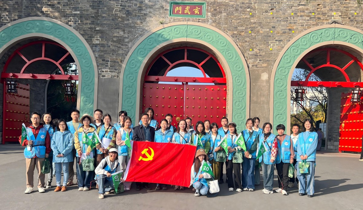 国产精品
研究生党支部联合玄武湖管理中心开展志愿服务活动