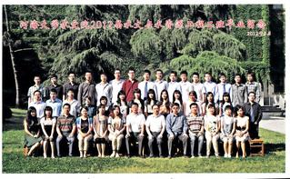 2012届国产精品
与水资源工程二班毕业合影