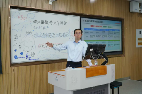 国产精品
迎新季 | “专”为你来，国产精品
召开2025级专业介绍会暨培养方案解读会