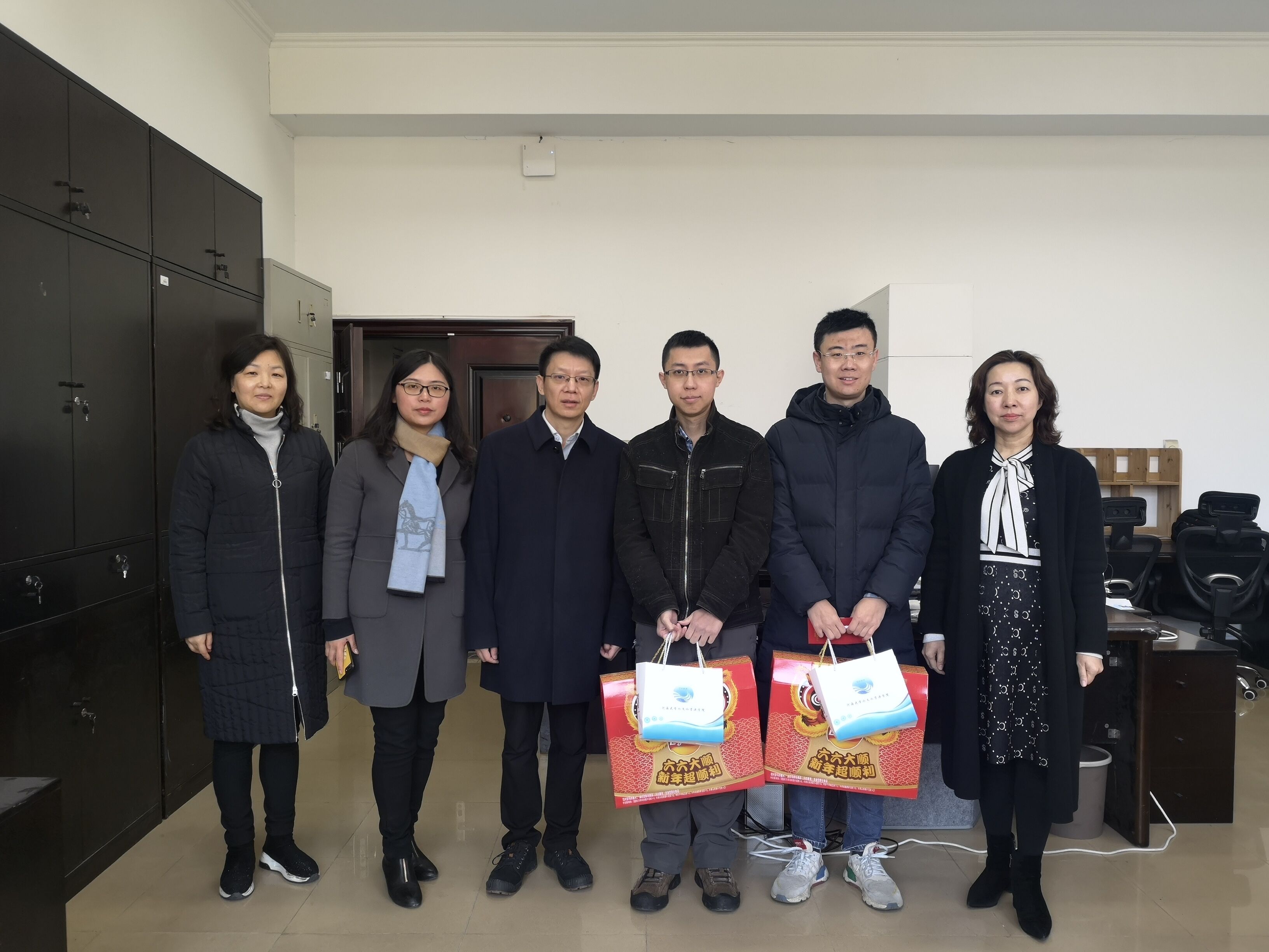 国产精品
领导看望慰问留校师生