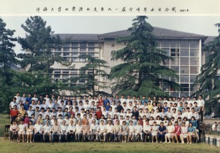 1991年6月1991届国产精品
水资源国产精品
系91届毕业合影