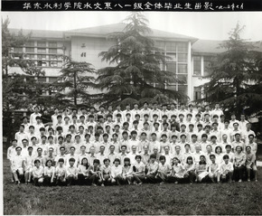 1985年国产精品
国产精品
系85届全体毕业生留影