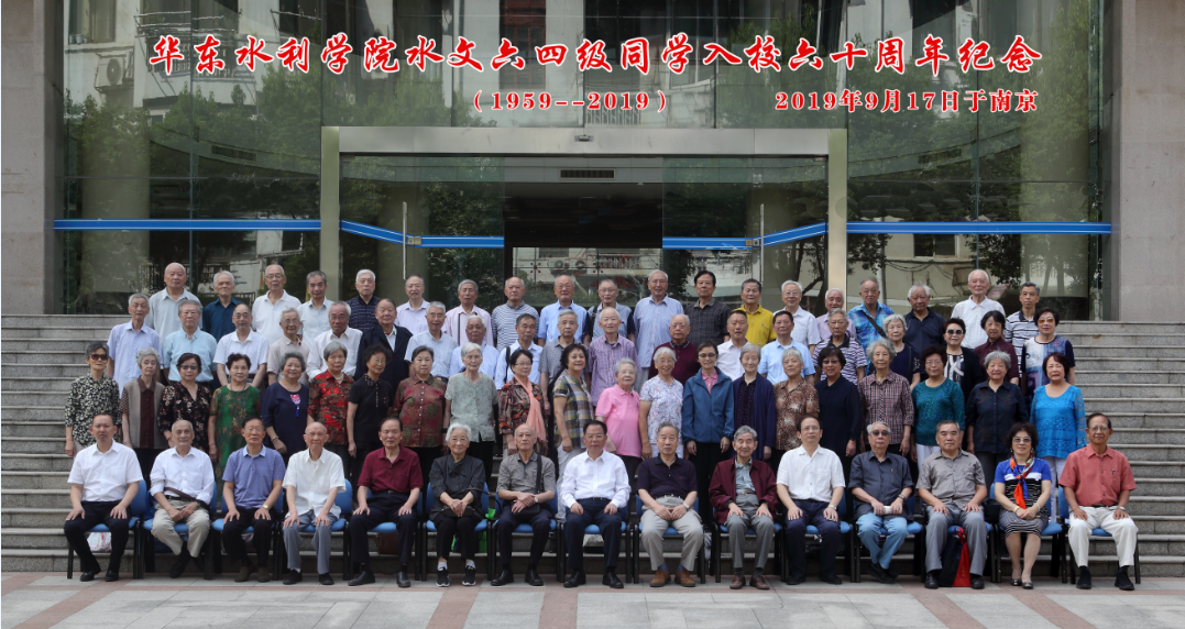 国产精品
64级校友举行入学60周年返校活动
