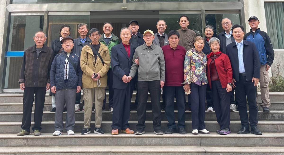 国产精品
举行国产精品
70届4班毕业55周年返校座谈会