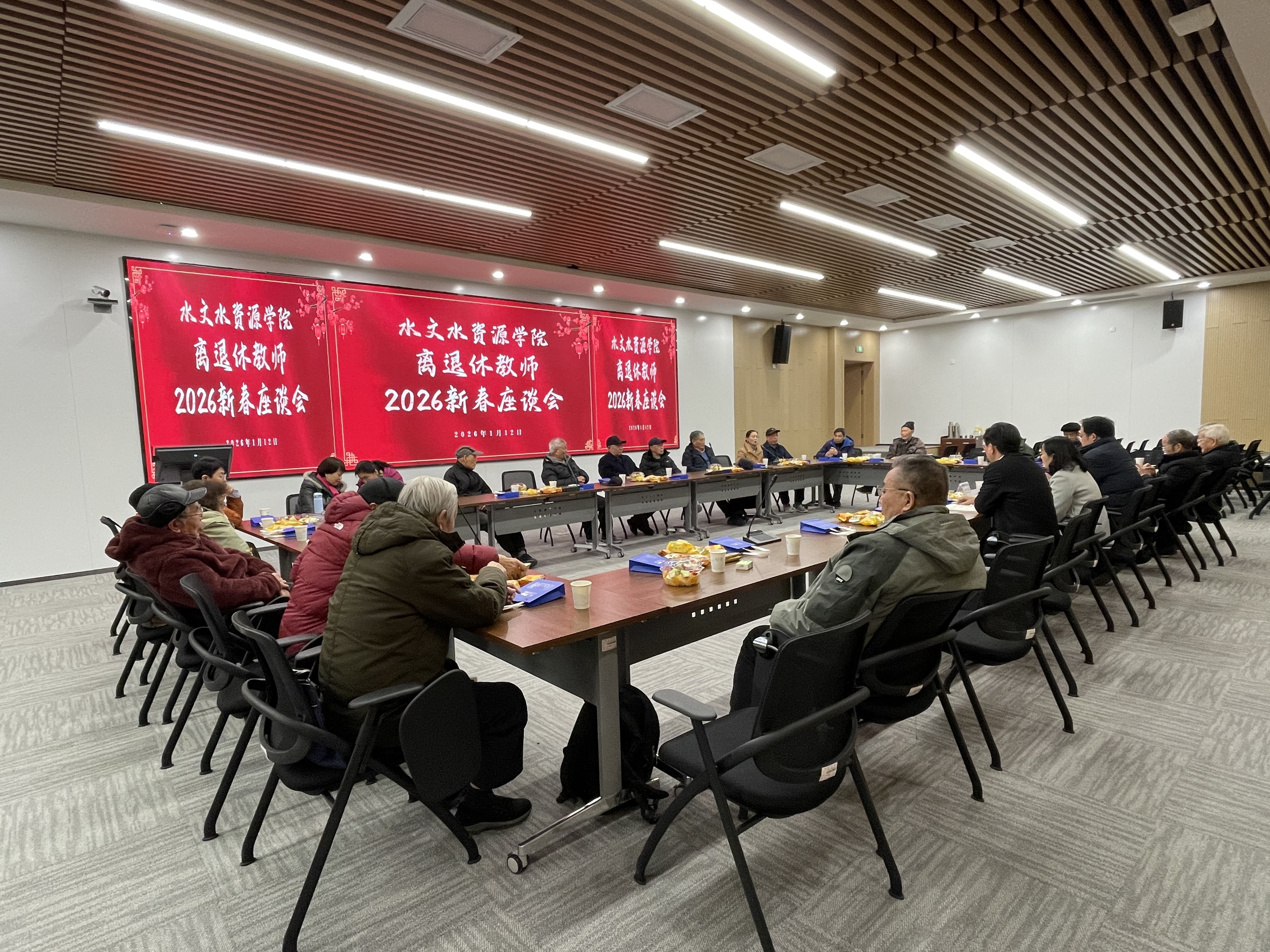 国产精品
举办退休教师迎新春活动
