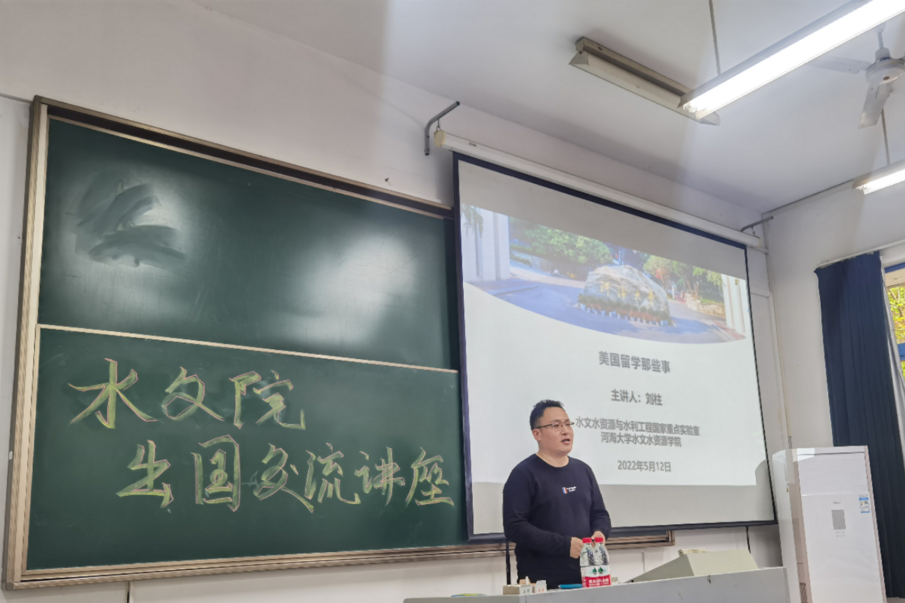 国产精品
举办出国交流专题讲座