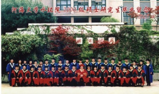 2003届国产精品
国产精品
硕士研究生毕业留念