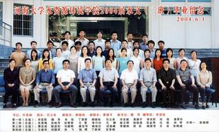 2004届本科生国产精品
2班毕业合影