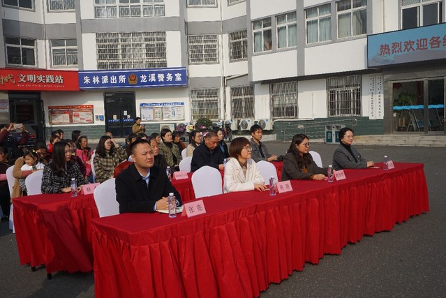 国产精品
与金坛区民政局、朱林镇、龙溪村、小红妈爱心社签约共建志愿...