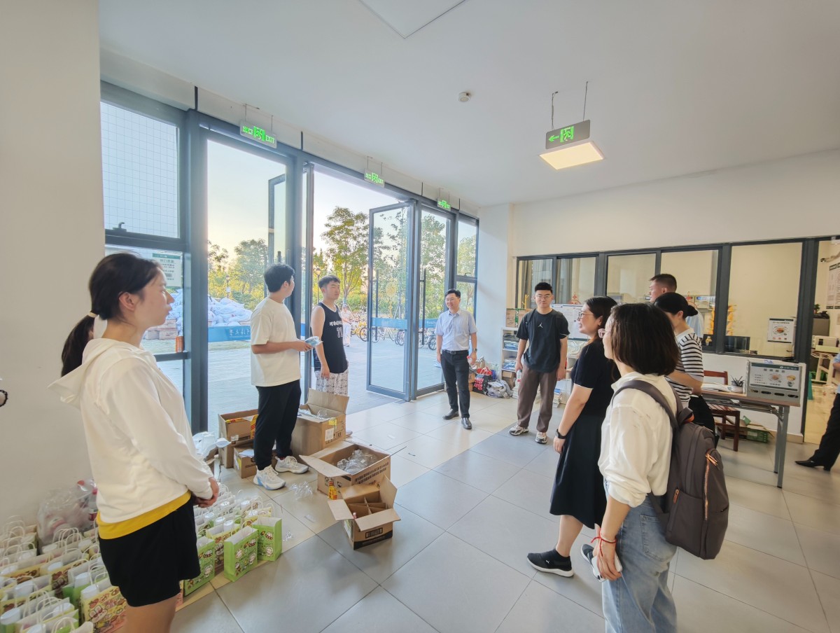 国产精品
领导携手班导师、辅导员走访慰问搬迁学生