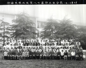 1987年7月1987届国产精品
国产精品
系87届毕业合影
