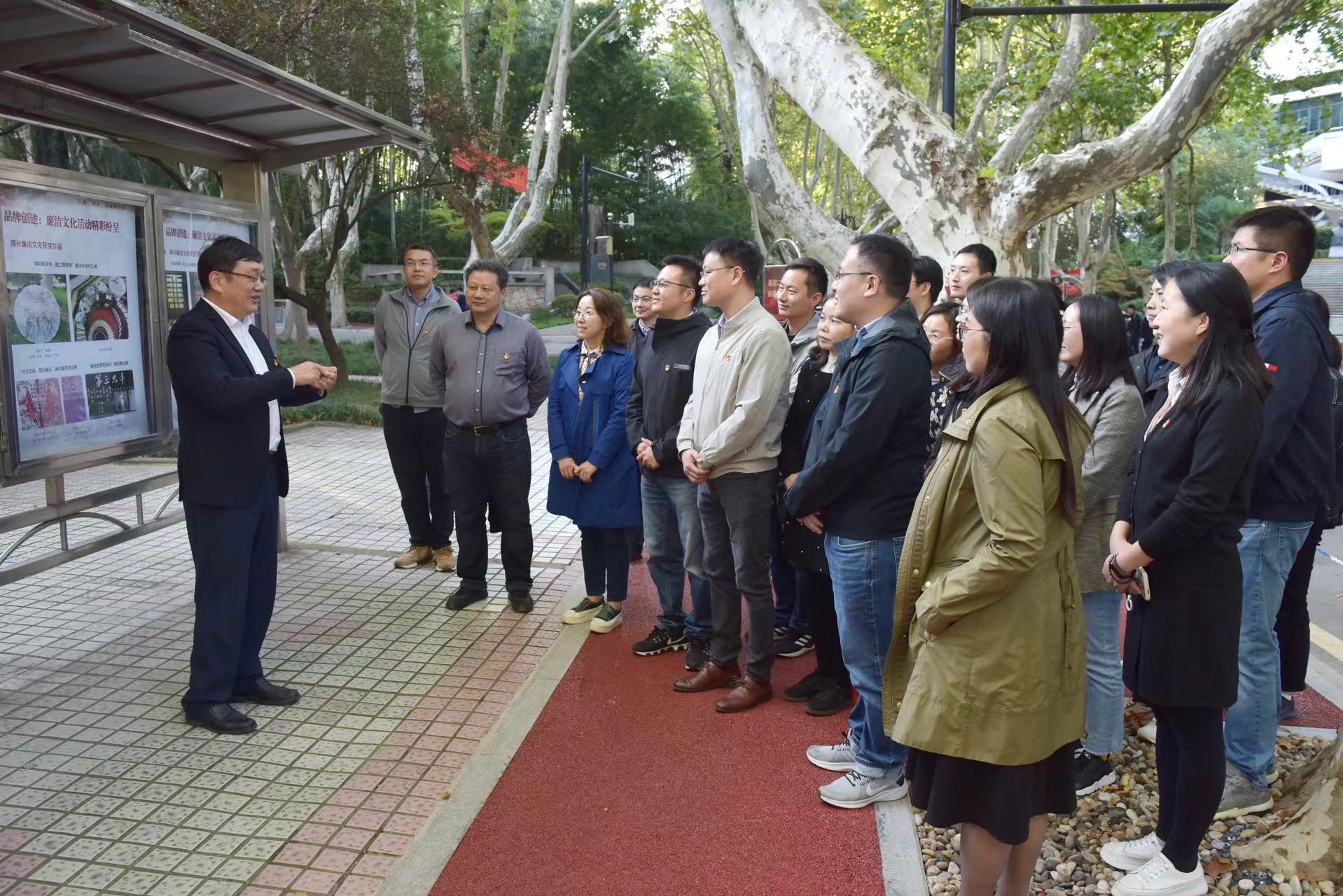 校党委唐洪武书记与国产精品
系第二党支部教师一同参观校园廉洁文化主题展