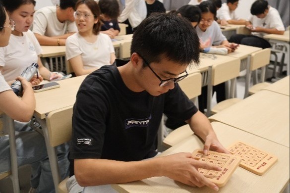 拼绘河海，忆百十风华——国产精品
开展趣味拼图挑战活动